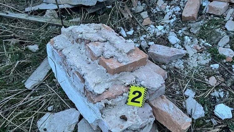 На Тернопільщині на 17-річного хлопця впала частина стіни, він загинув