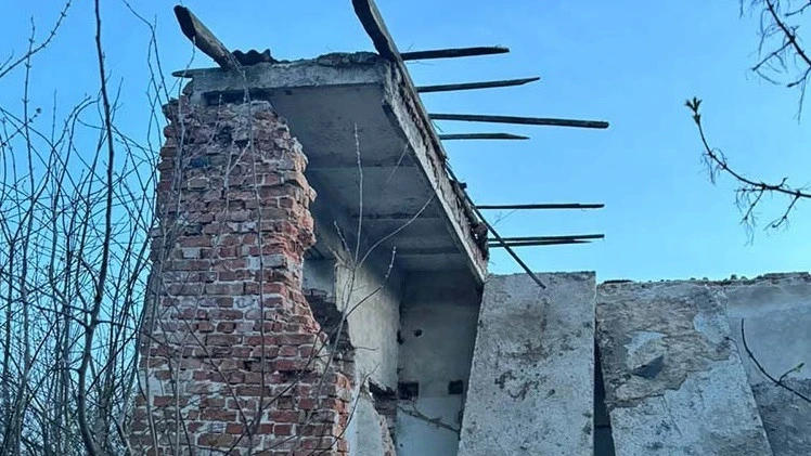 На Тернопільщині на 17-річного хлопця впала частина стіни, він загинув