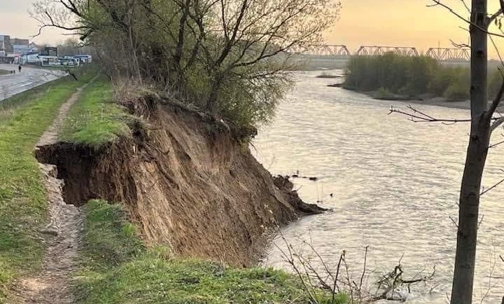 дамба на річці Стрий