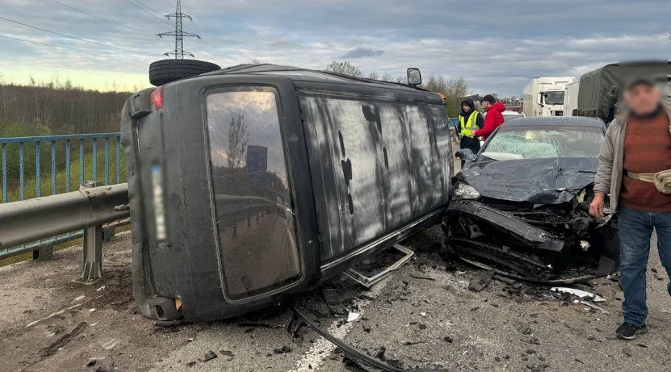 На залізничному мосту біля Давидова сталася ДТП з потерпілими: рух транспорту ускладнений