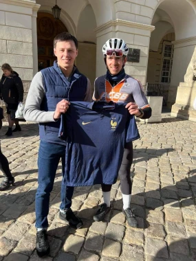 Француз приїхав до Львова на велосипеді, щоб зібрати кошти на відбудову ліцею