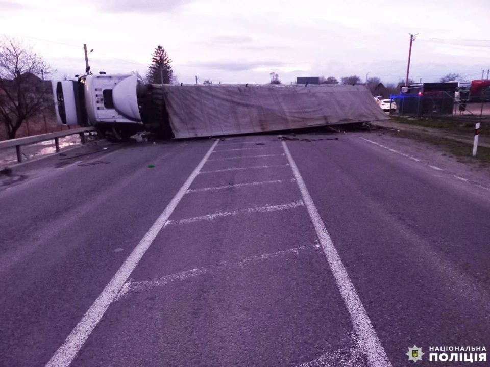 На Рівненщині зіткнулися вантажівка і "ВАЗ"