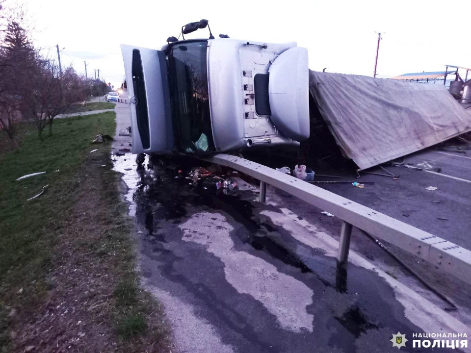 На Рівненщині зіткнулися вантажівка і "ВАЗ"