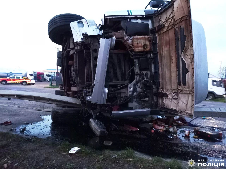 На Рівненщині зіткнулися вантажівка і "ВАЗ"