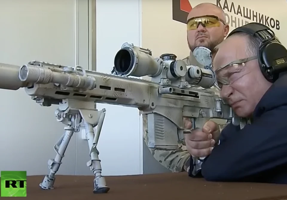 Путін стріляє з гвинтівки. Скрін з RT
