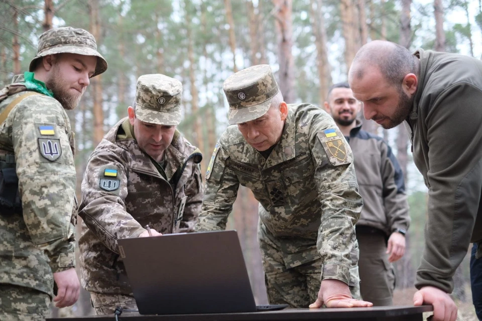 Сирський та Умєров ознайомились з новими дронами та роботизованими системами для ЗСУ