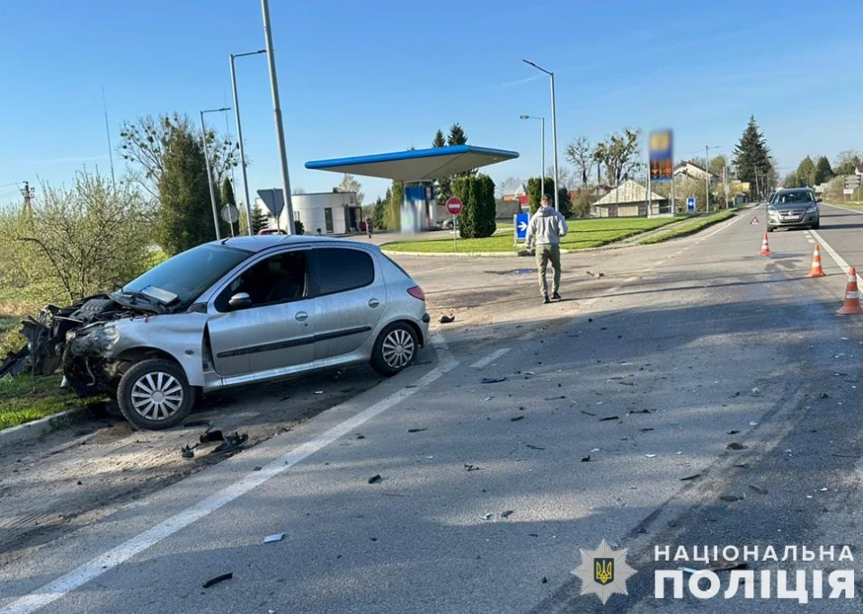 На Львівщині зіткнулися Peugeot і Skoda, одна людина в лікарні