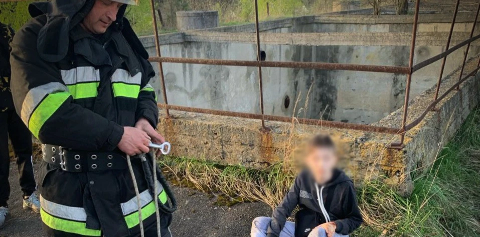 На Львівщині дитина впала у каналізаційний колектор