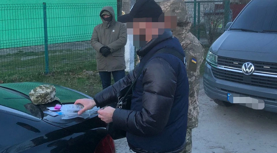 За участі правоохоронця, військового і сина судді: на Львівщині шахраї "наживалися" на охочих виїхати за кордон