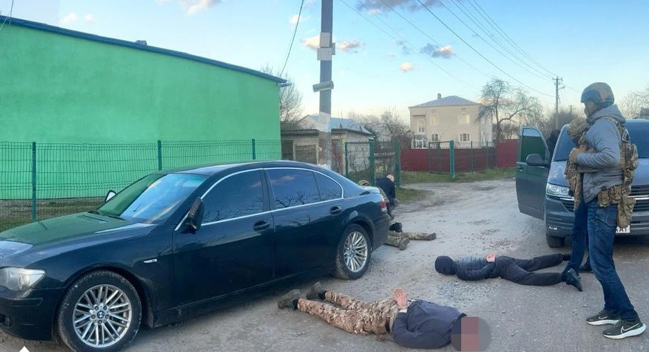 За участі правоохоронця, військового і сина судді: на Львівщині шахраї "наживалися" на охочих виїхати за кордон