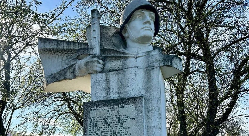 пам’ятник радянському солдату у селі Бовшів