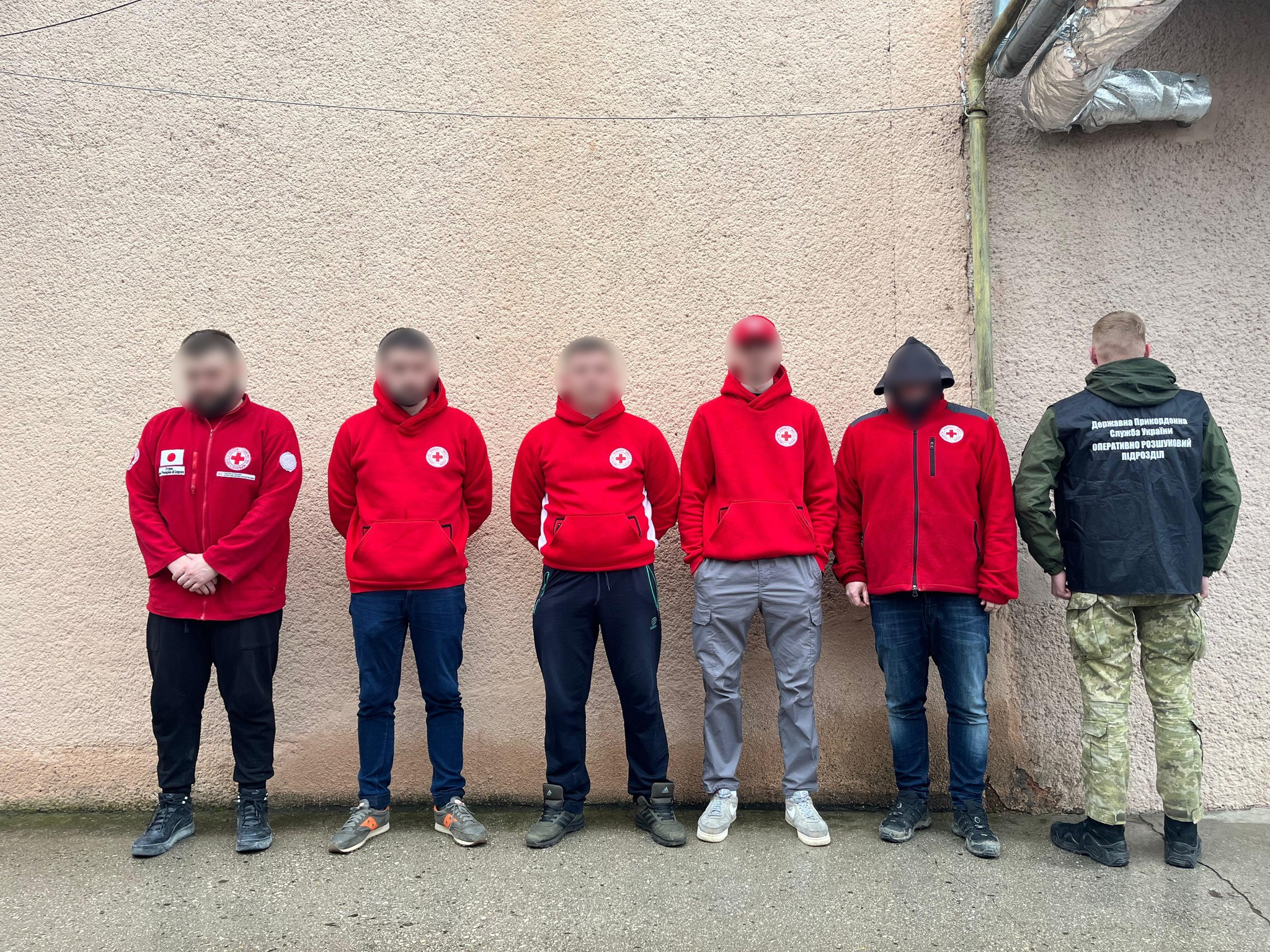 Українці видавали себе за волонтерів Червоного Хреста, щоб виїхати за кордон