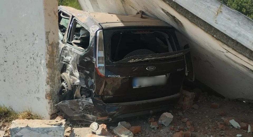 На Волині легковик вїхав у зупинку: 23-річний водій загинув