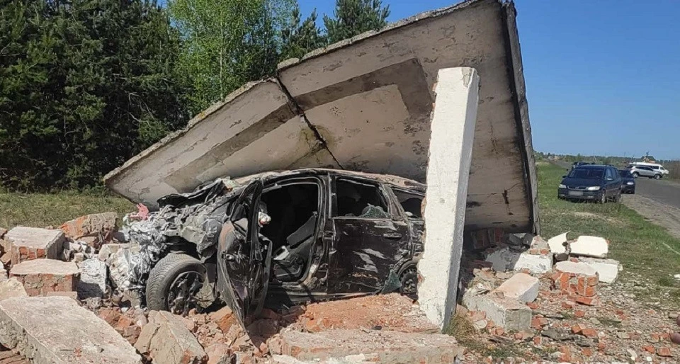 На Волині легковик в'їхав у зупинку: 23-річний водій загинув