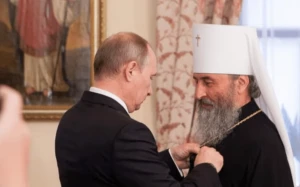 Предстоятель УПЦ (МП) Онуфрій отримує нагороду від Путіна