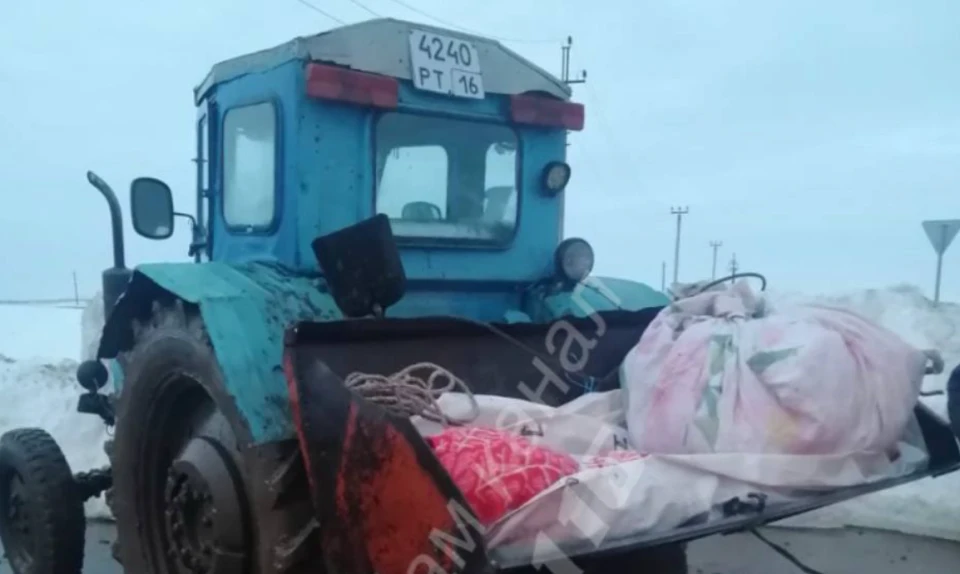 В Татарстані тіло померлої пенсіонерки везли у ковші трактора