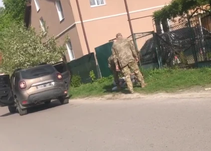 У мережі поширили відео нібито протиправних дій військкомів у Львові
