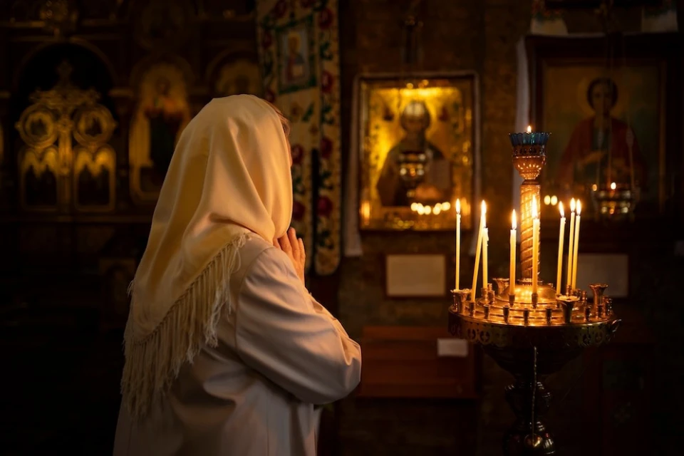 Молитва перед іконами у храмі
