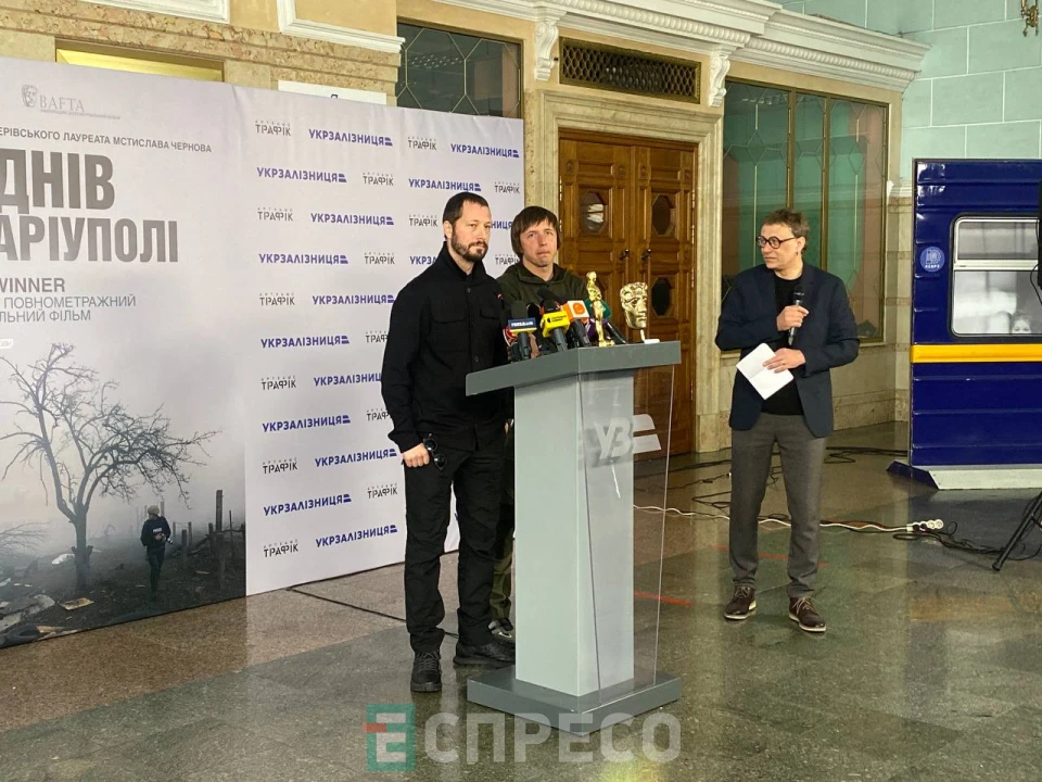 На фото: Команда "20 днів у Маріуполі" привезла BAFTA і "Оскар" в Україну
