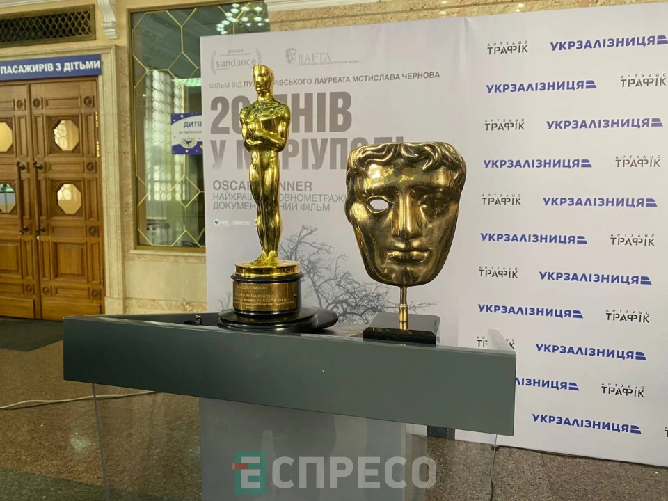 На фото: Команда "20 днів у Маріуполі" привезла BAFTA і "Оскар" в Україну