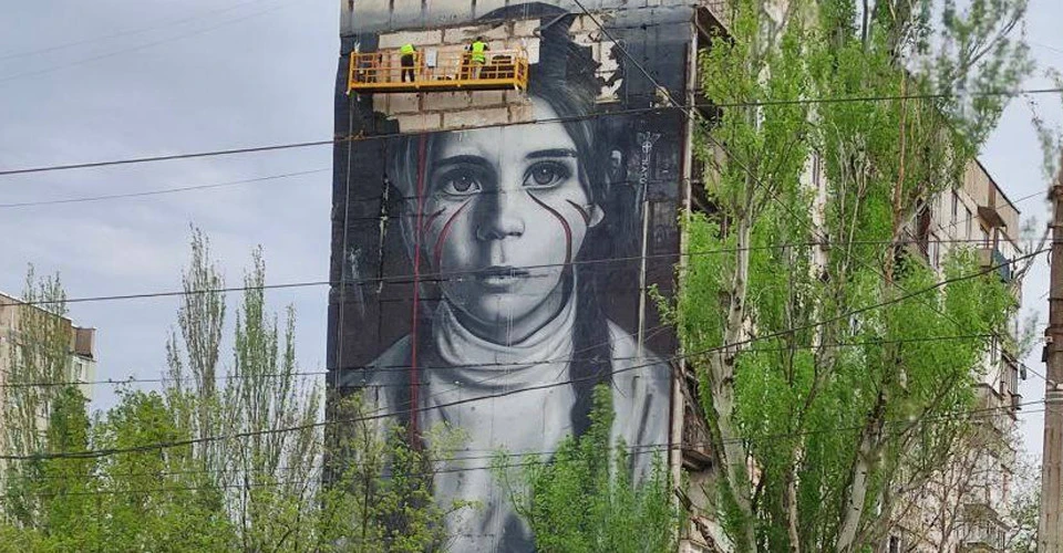 скандальний мурал з дівчиною, на яку "падають ракети НАТО"