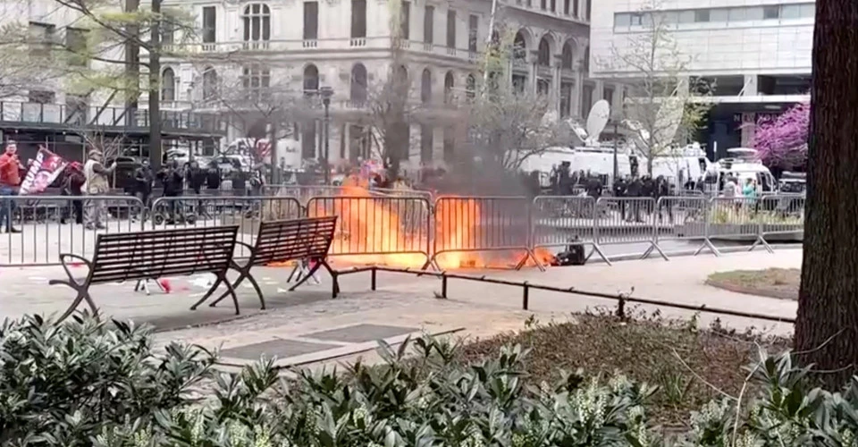 чоловік, який підпалив себе під час суду над Трампом