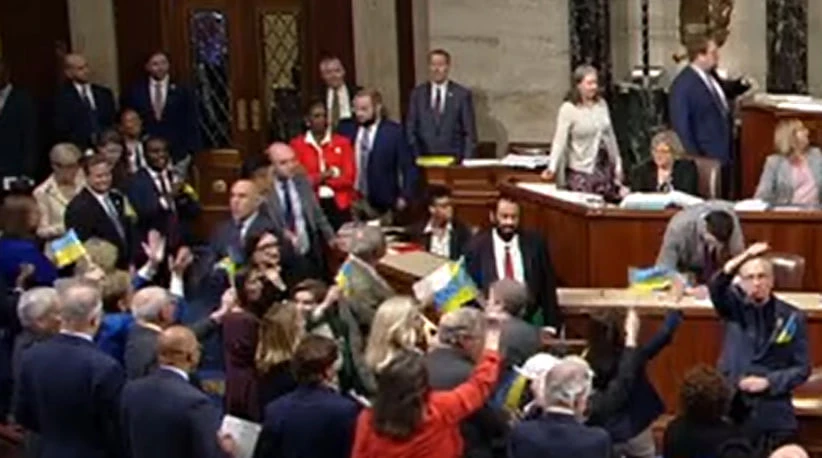 конгресмени після голосування підняли українські прапорці