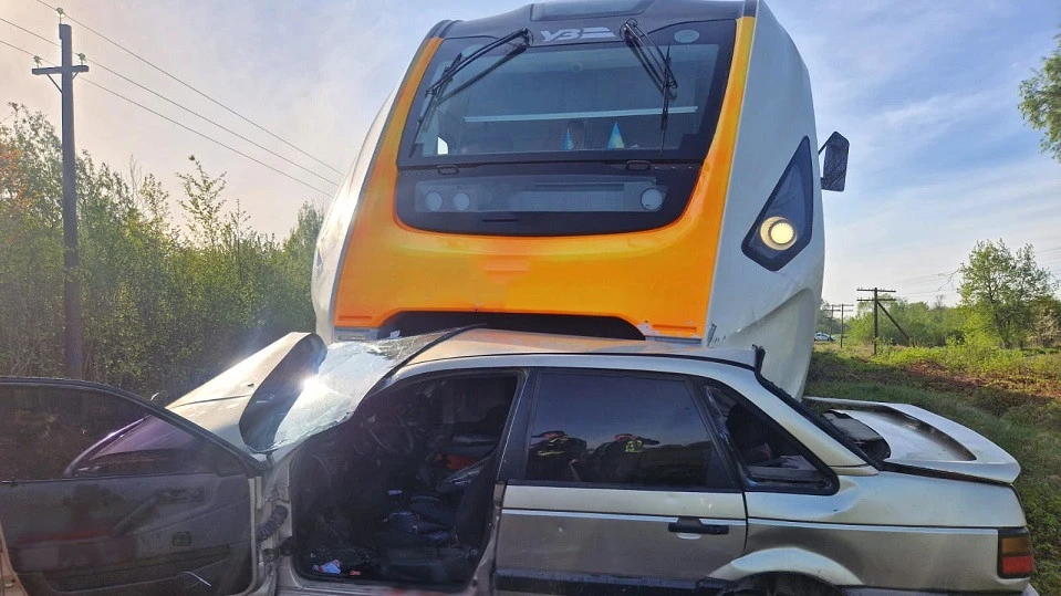 Біля Львова дизель-поїзд врізався у легковик, 27-річного чоловіка госпіталізували