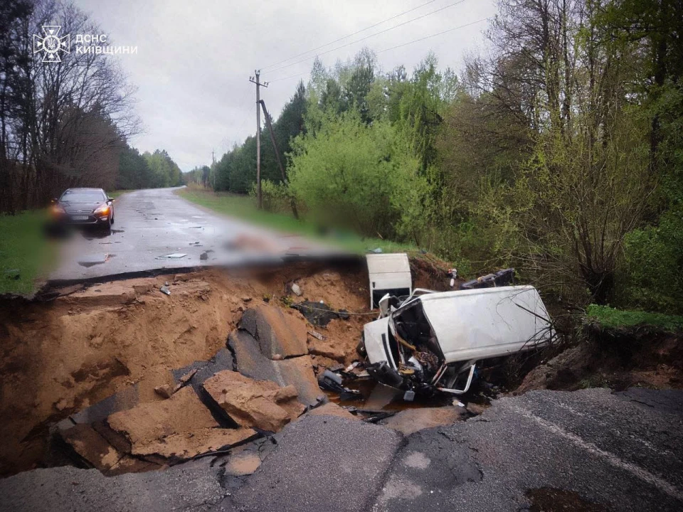 На Київщині мікроавтобус з пасажирами впав у провалля