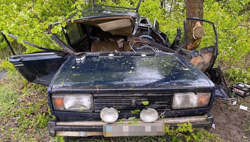 На Хмельниччині водій ВАЗу виїхав на узбіччя і зіткнувся з деревом. Чоловік загинув