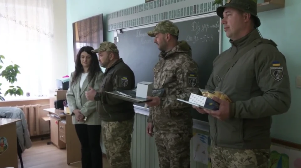 Бійці 102-ї бригади ТрО прийшли у ліцей на Прикарпатті, щоб подякувати школярці за донат