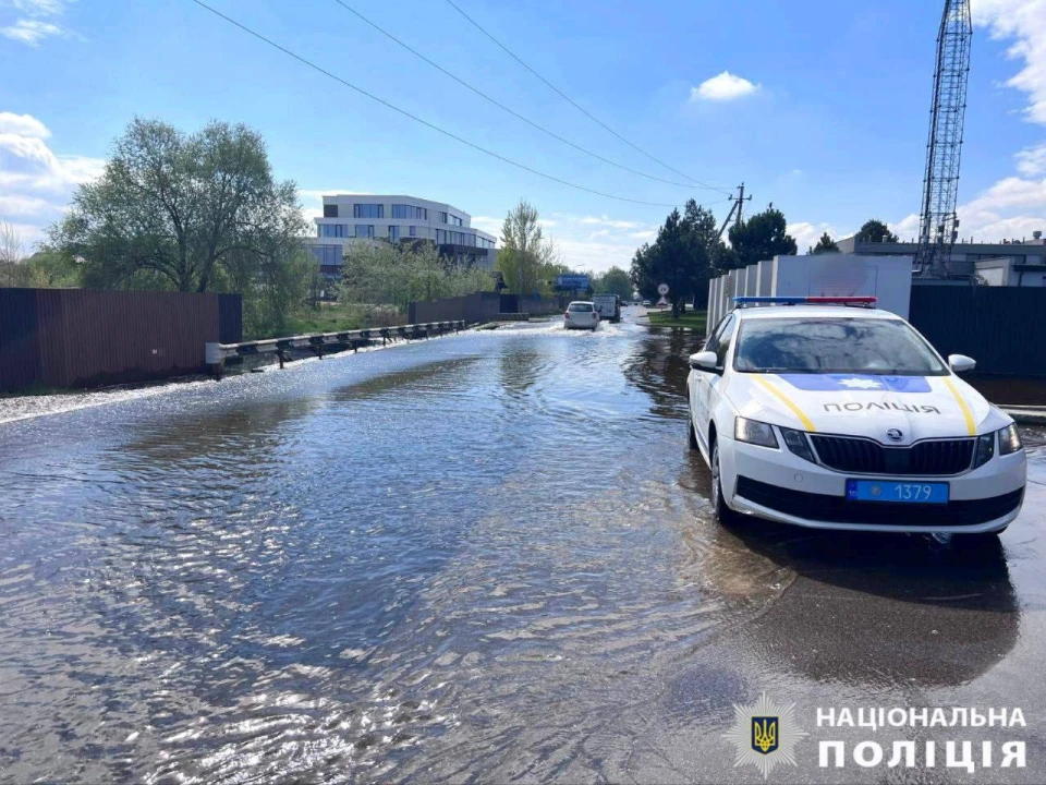 перелив води на дамбі, Київщина