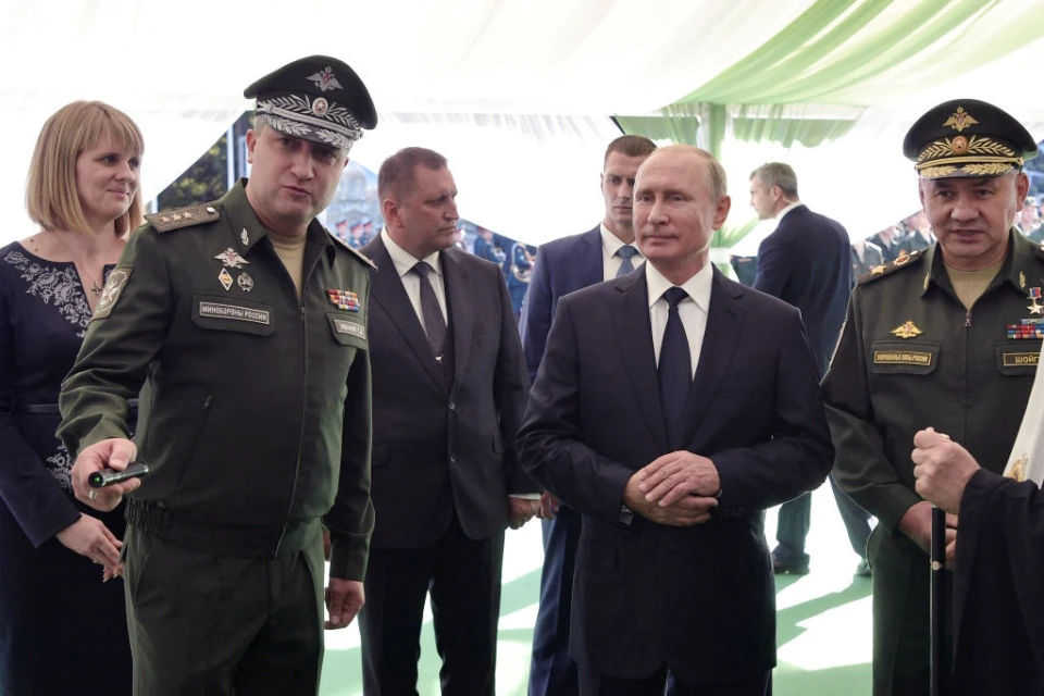 Тимур Іванов, Володимир Путін та Сергій Шойгу (зліва - направо)