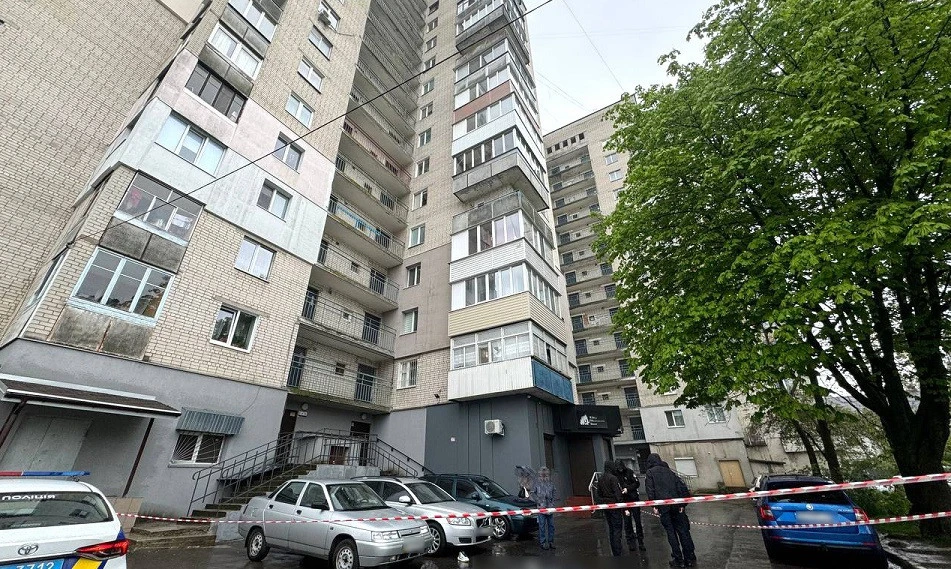У Рівному з багатоповерхівки випав чоловік. Він загинув