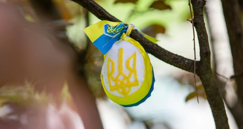 писанки на деревах у центральному сквері Франківська