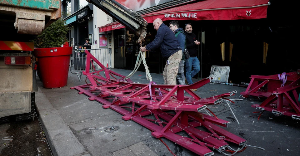 у Парижі обвалилися лопаті вітряка кабаре "Мулен Руж"