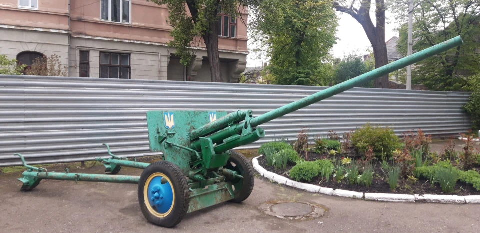 У селі на Прикарпатті демонтували радянську гармату