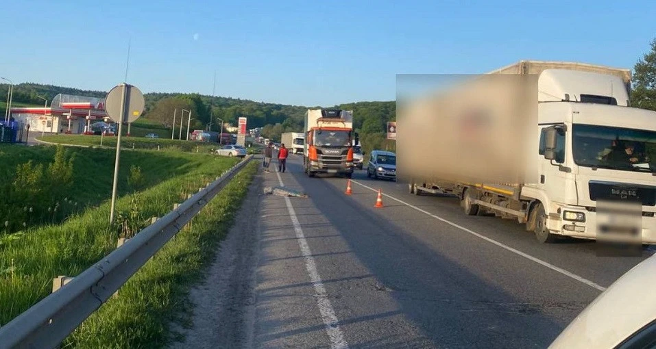 На обʼїзній Львова ускладнений рух: вантажівка збила пішохода