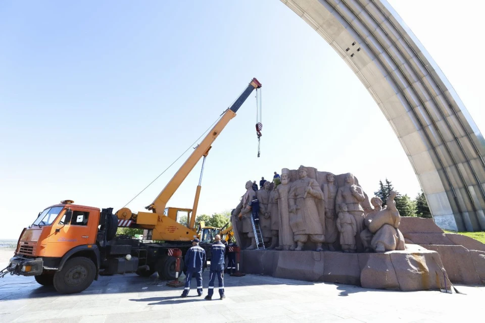 У Києві демонтують пам'ятник на честь Переяславської ради