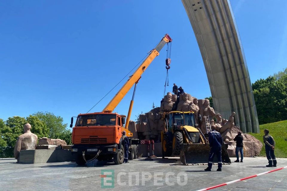 демонтаж композиції на честь Переяславської ради під аркою
