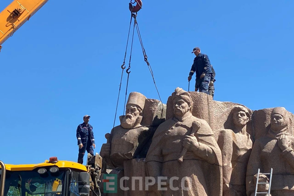 демонтаж композиції на честь Переяславської ради під аркою
