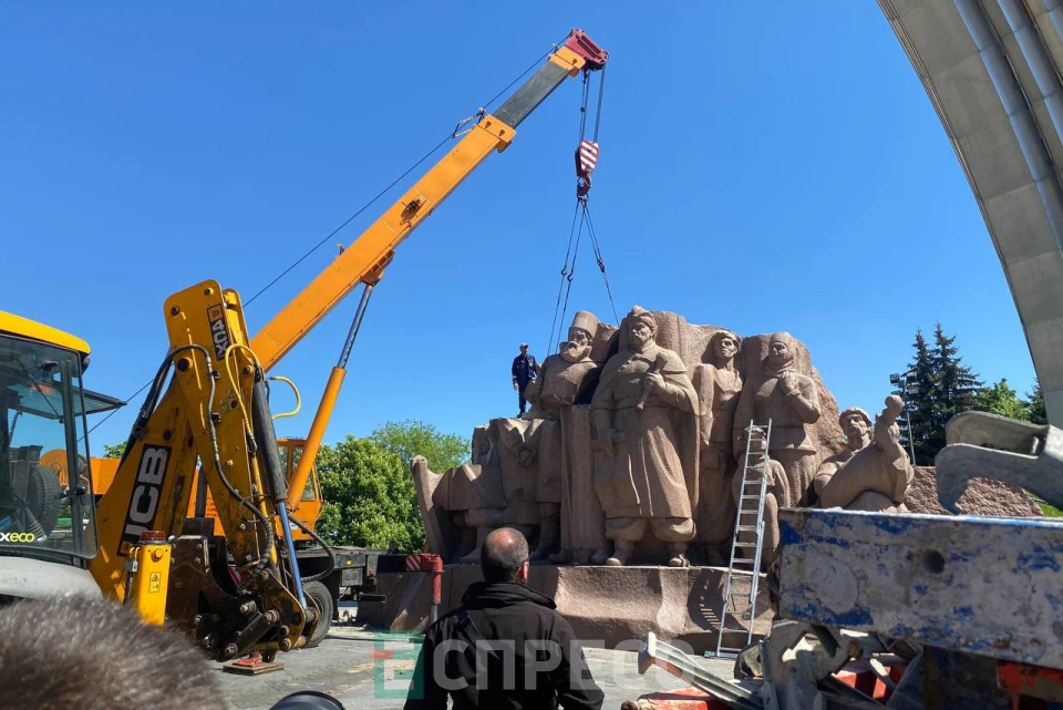 демонтаж композиції на честь Переяславської ради під аркою