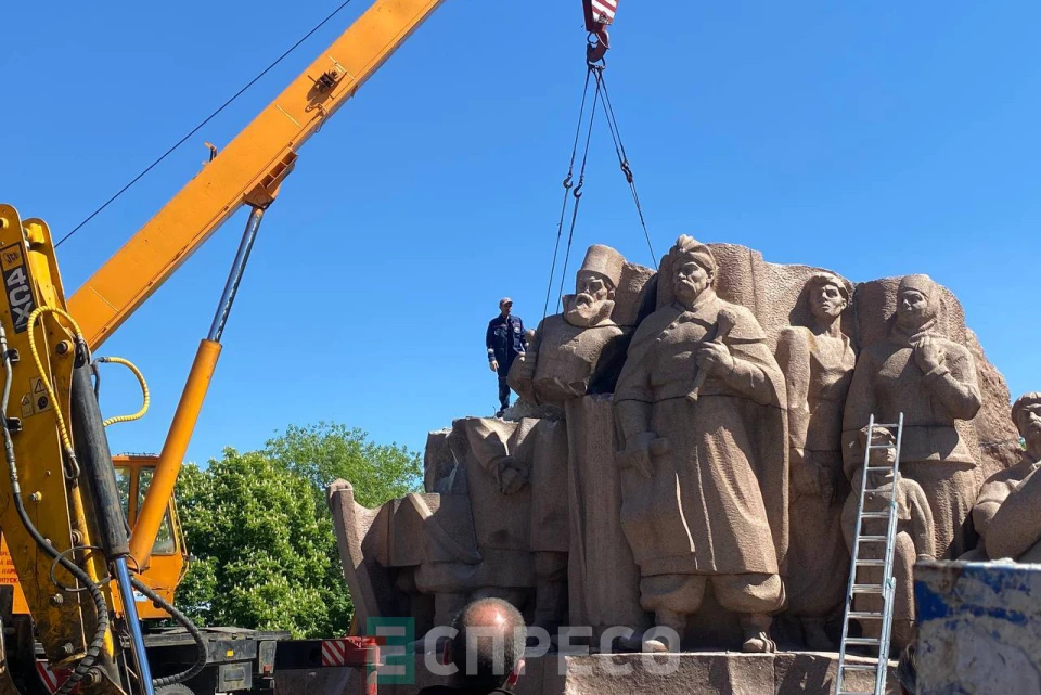 демонтаж композиції на честь Переяславської ради під аркою