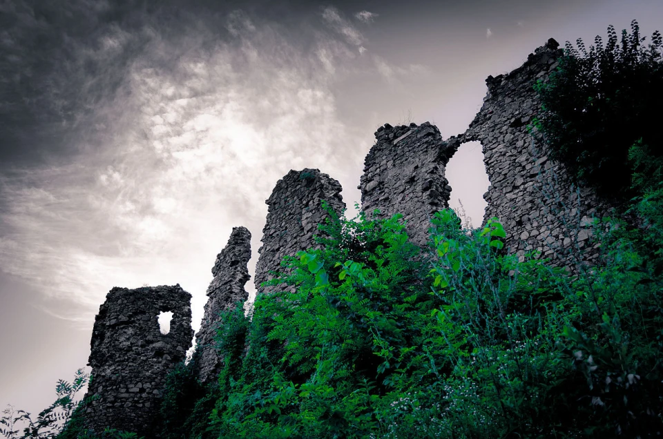 Зруйнований блискавкою та часом: історія й легенди занедбаного Хустського замку