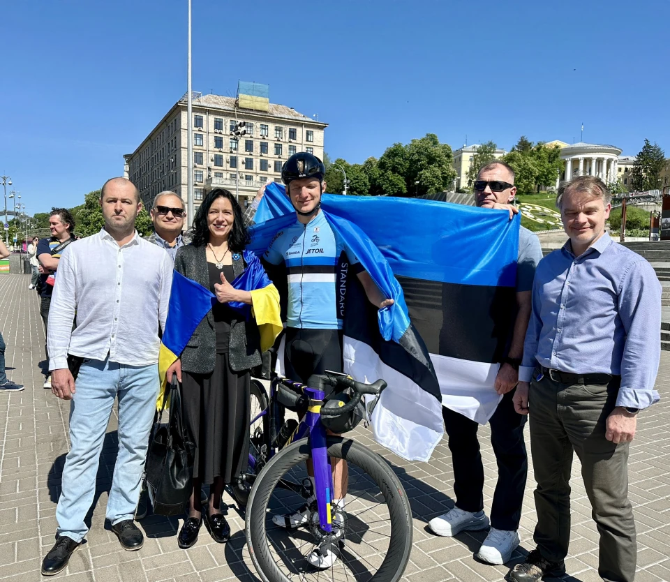 Естонський депутат задля збору грошей на ЗСУ приїхав велосипедом з Таллінна до Києва