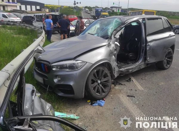 Біля Львова BMW X5 зіткнувся з вантажівкою, постраждали троє людей