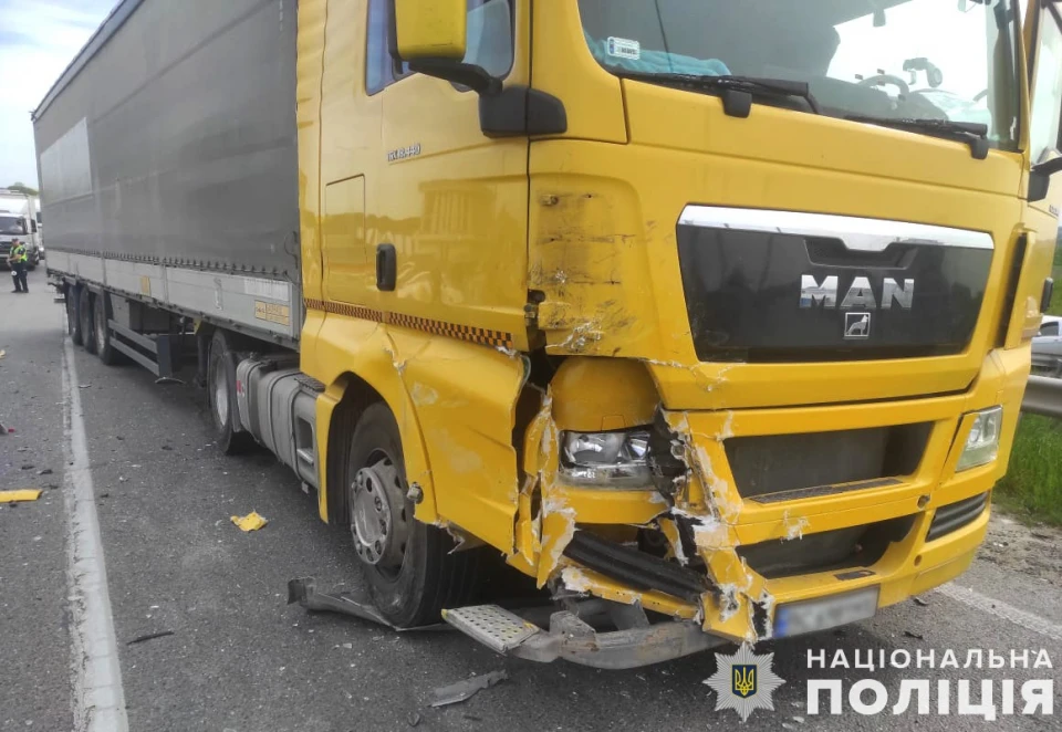 Біля Львова BMW X5 зіткнувся з вантажівкою, постраждали троє людей