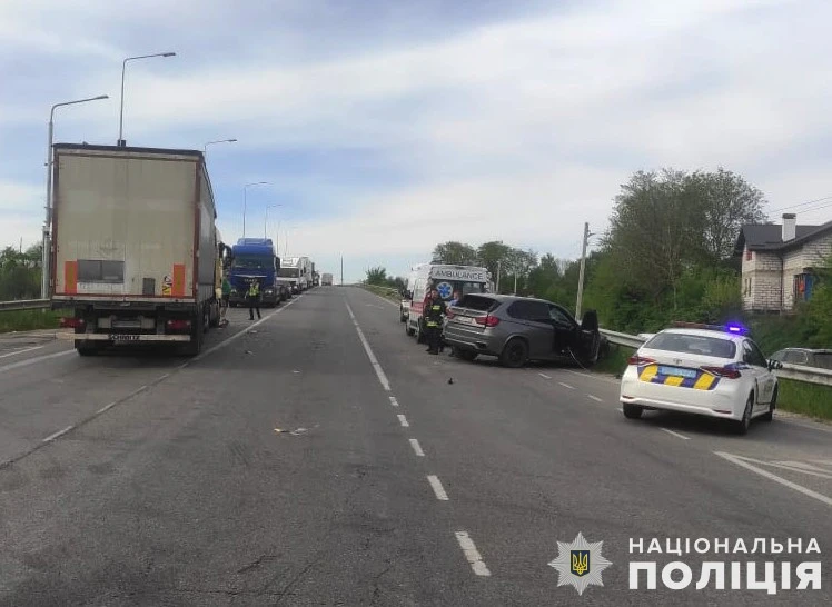 Біля Львова BMW X5 зіткнувся з вантажівкою, постраждали троє людей