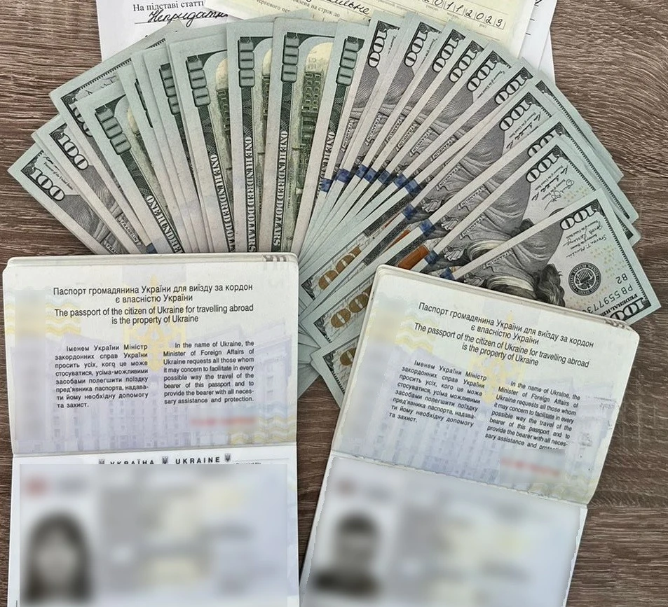На Буковині жінка намагалася купити дозвіл на виїзд чоловіка за кордон
