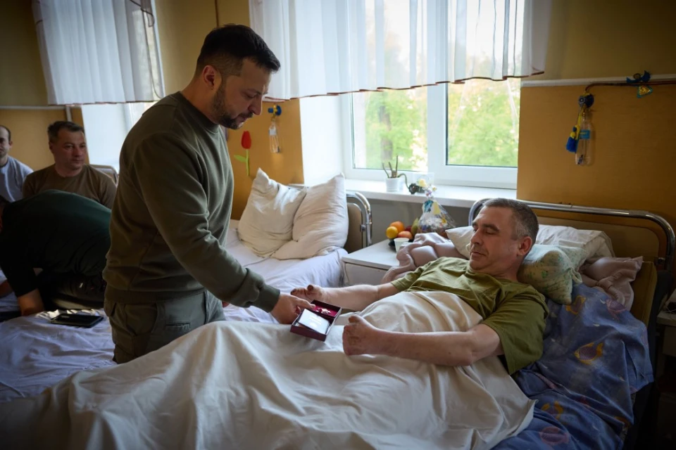 Зеленський у Хмельницькому відвідав поранених воїнів і вручив їм нагороди
